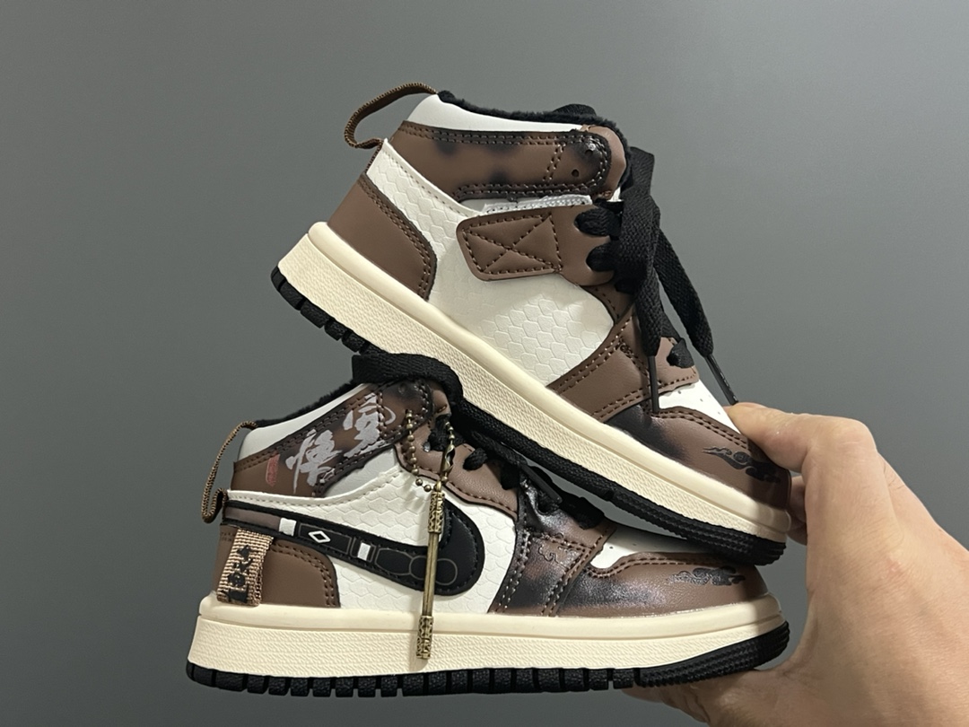 图片[9]-加绒款乔一中帮悟空联名儿童魔术贴运动鞋 尺码：27-37码 贴心的加绒设计，保暖又舒适❄️ 经典乔一中帮悟空联名款🆕 魔术贴设计，穿脱方便✌🏻 耐磨防滑大底，脚感超赞👍🏻-选品中心