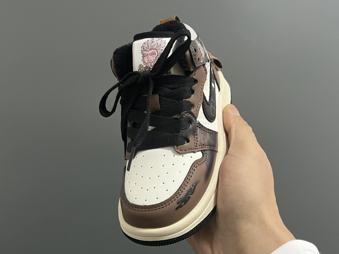 图片[3]-加绒款乔一中帮悟空联名儿童魔术贴运动鞋 尺码：27-37码 贴心的加绒设计，保暖又舒适❄️ 经典乔一中帮悟空联名款🆕 魔术贴设计，穿脱方便✌🏻 耐磨防滑大底，脚感超赞👍🏻-选品中心