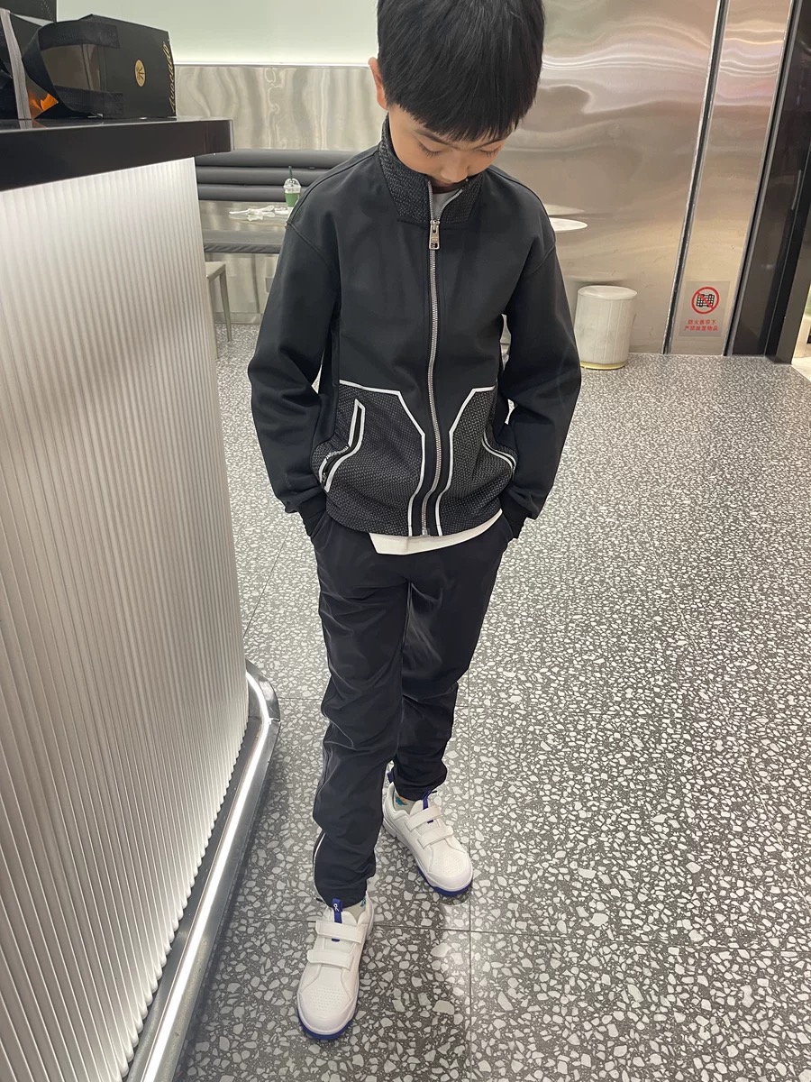 图片[9]-昂跑秋冬新款双魔术贴休闲运动鞋 尺码：26-37码 超爱的小众品牌—On昂跑 优质皮料拼接，质感满满💯 双魔术贴设计，穿脱超方便✔️ 橡胶耐磨防滑大底，脚感超赞👍🏻-选品中心