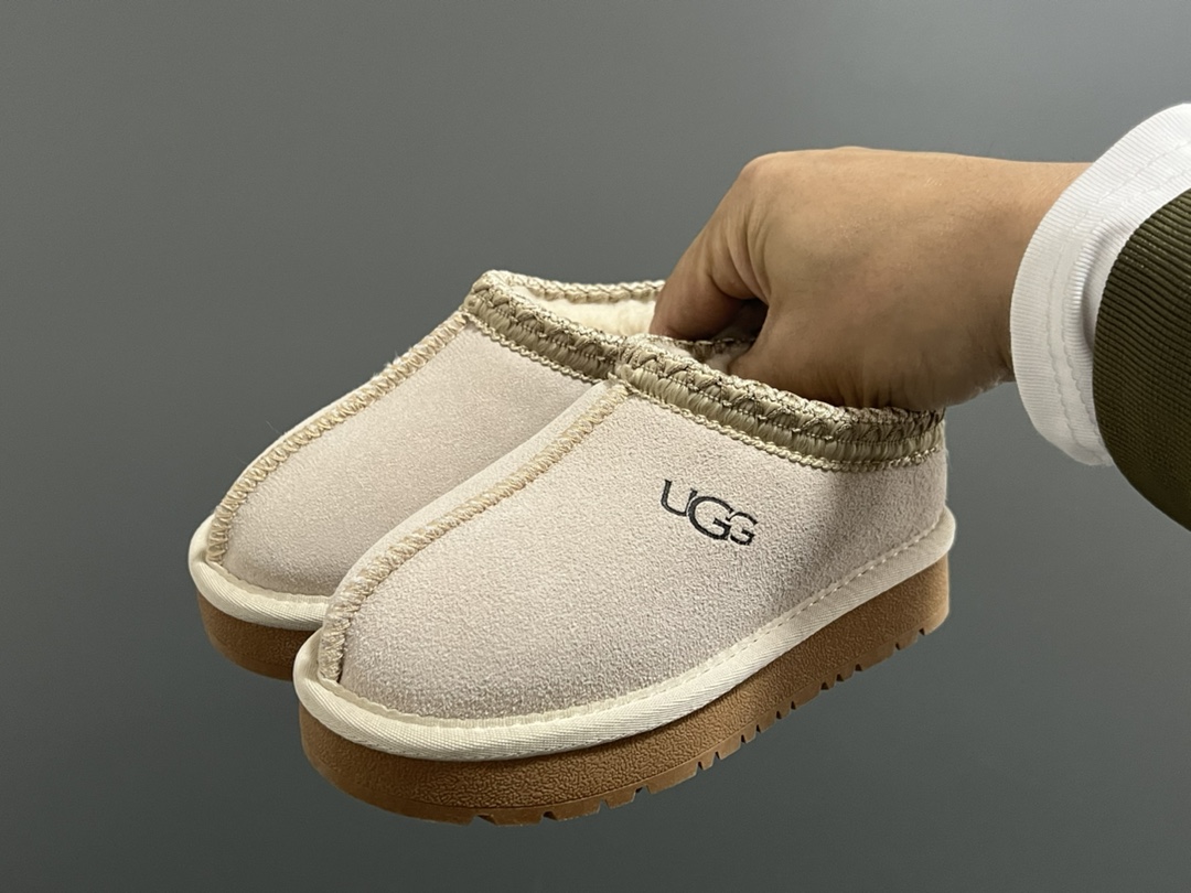 UGG民族风儿童低帮雪地靴 尺码：25-37码 经典UGG系列❄️ 民族风细节，质感满满💯 内里加绒加厚，保暖又舒适☁️ 橡胶耐克防滑大底，脚感超赞👍🏻-选品中心