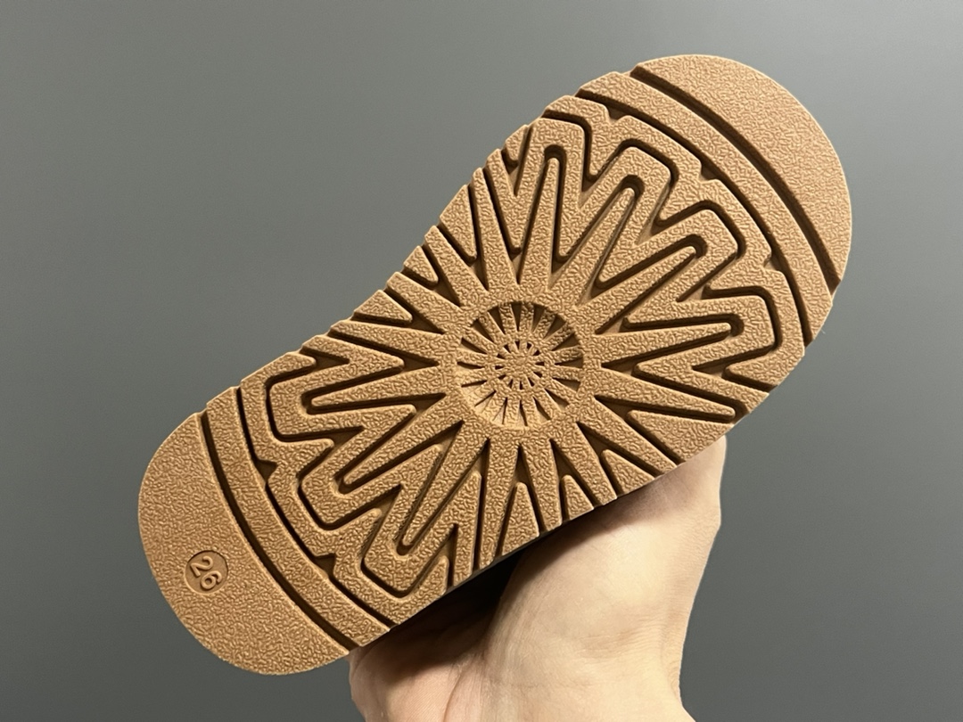 图片[8]-UGG民族风儿童低帮雪地靴 尺码：25-37码 经典UGG系列❄️ 民族风细节，质感满满💯 内里加绒加厚，保暖又舒适☁️ 橡胶耐克防滑大底，脚感超赞👍🏻-选品中心