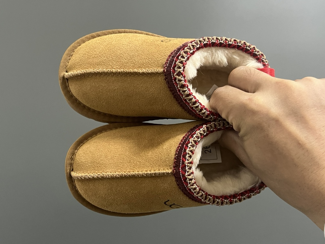 UGG民族风儿童低帮雪地靴 尺码：25-37码 经典UGG系列❄️ 民族风细节，质感满满💯 内里加绒加厚，保暖又舒适☁️ 橡胶耐克防滑大底，脚感超赞👍🏻-选品中心