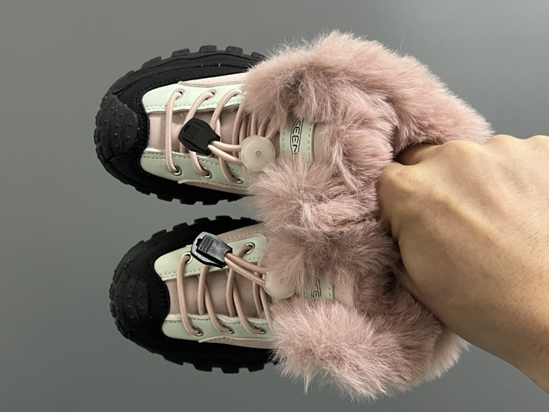 加绒KEEN高帮松紧扣儿童雪地靴 尺码：26-37 内里加绒加厚，保暖又舒适❄️ 潮牌KEEN设计，户外超合适✔️ 松紧扣设计，穿脱方便✌🏻 轮胎橡胶耐磨防滑大底，脚感不言而喻☁️.-选品中心