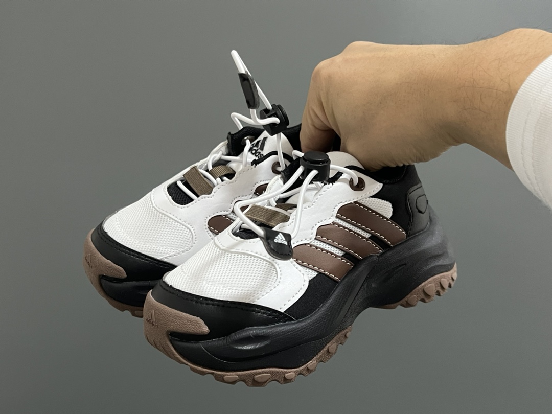 “Classic Adidas Leather Sneakers: High-Quality Collage for Kids and Dads” - 图片 2