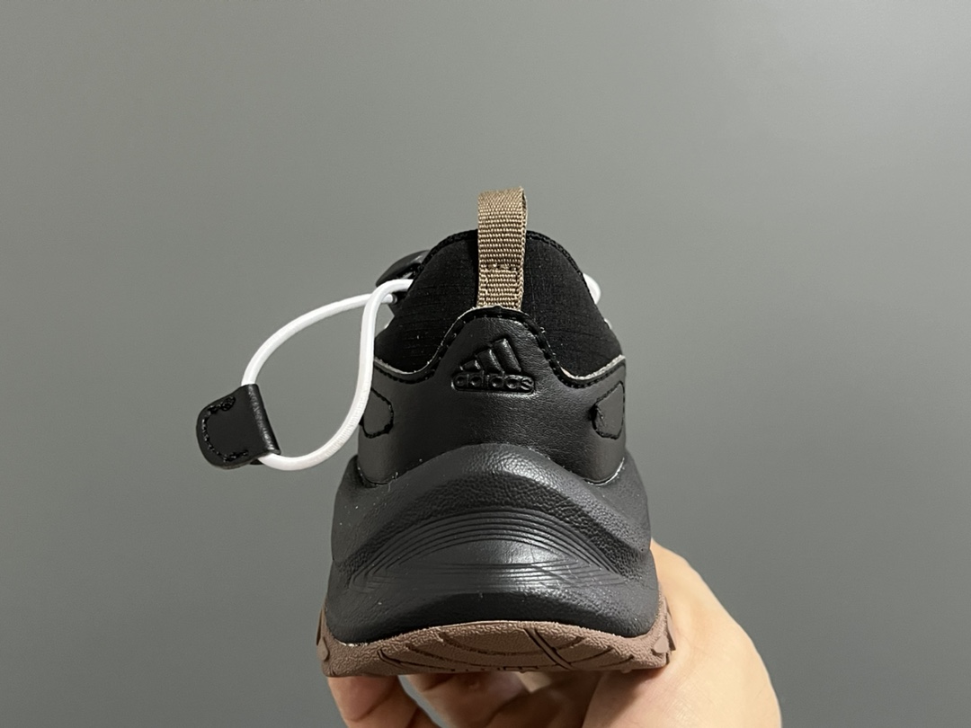 “Classic Adidas Leather Sneakers: High-Quality Collage for Kids and Dads” - 图片 7