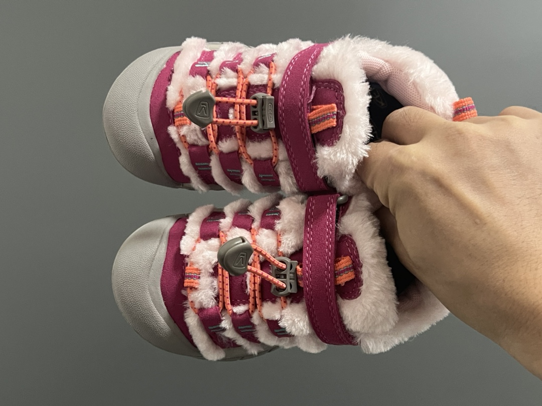 加绒KEEN冬季新款毛毛户外儿童登山鞋 尺码：24-37码 超赞的PARK shop联名系列🆕 毛毛拼接鞋面，质感超赞👍🏻 户外登山的保护鞋头✌🏻 橡胶耐磨防滑大底✔️ 脚感超赞超舒适☁️-选品中心