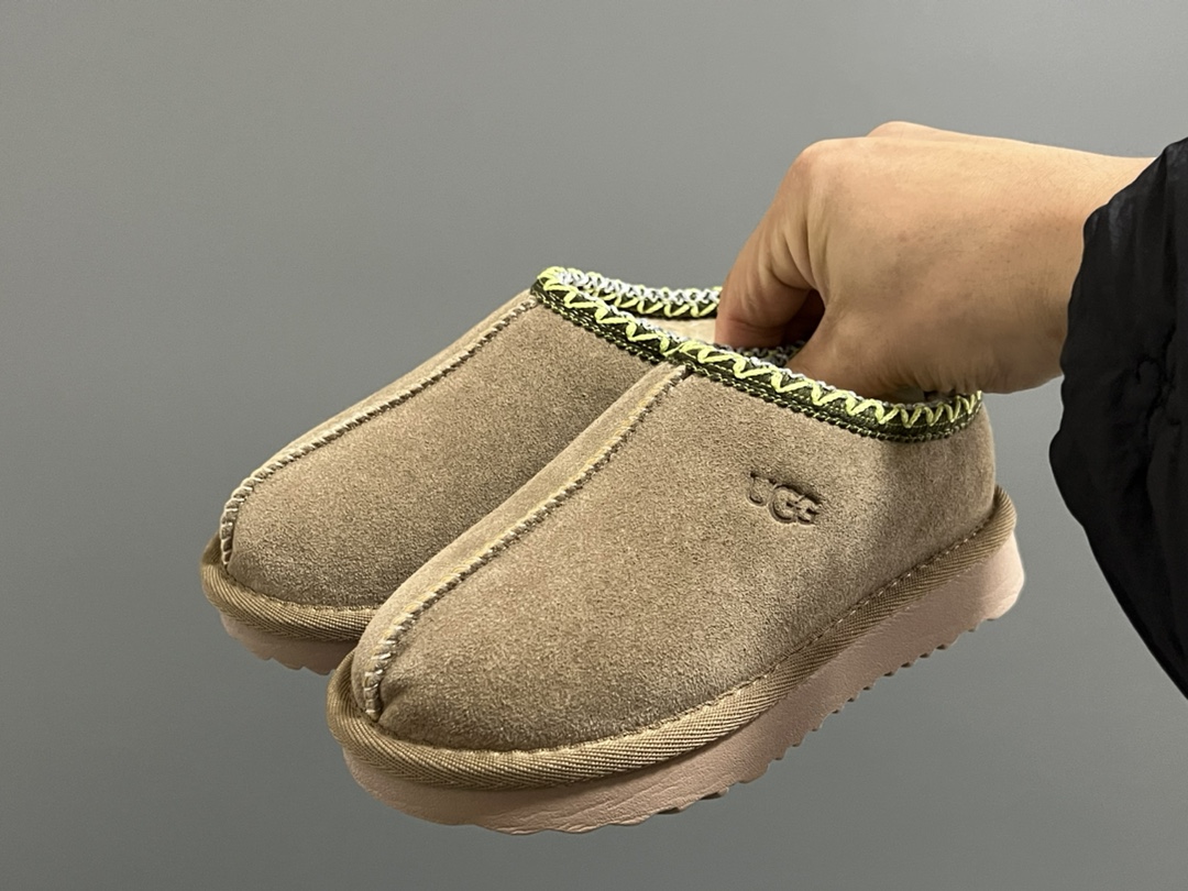 U家新款塔茨儿童亲子一脚蹬棉鞋 尺码：26-39码 经典UGG塔茨系列🆕 正确版来袭🔥 细节做工超精致 超轻EVA大底，脚感超赞👍🏻-选品中心