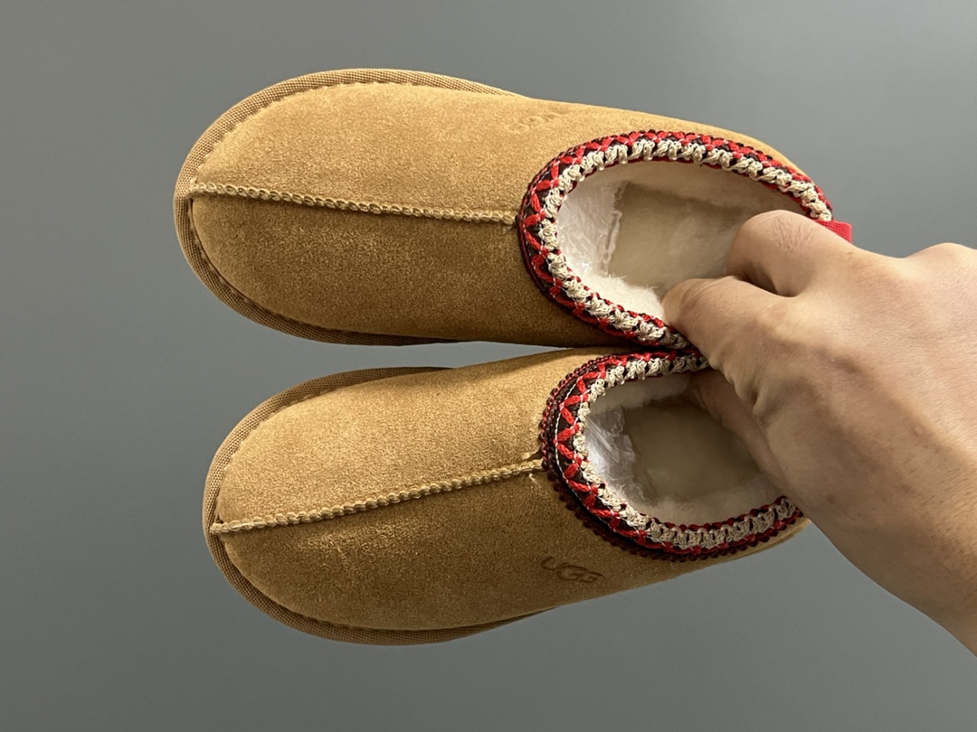 U家新款塔茨儿童亲子一脚蹬棉鞋 尺码：26-39码 经典UGG塔茨系列🆕 正确版来袭🔥 细节做工超精致 超轻EVA大底，脚感超赞👍🏻-选品中心