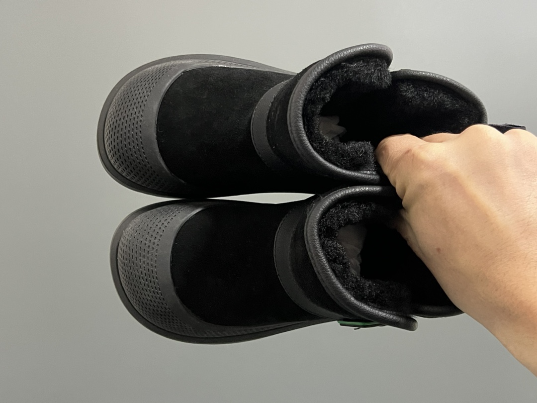 UGG新款卡扣皮毛一体儿童中帮雪地靴 尺码：26-37码 经典UGG系列❄️ 内里加绒加厚，暖暖过冬❄️ 精致卡扣，质感满满💯-选品中心