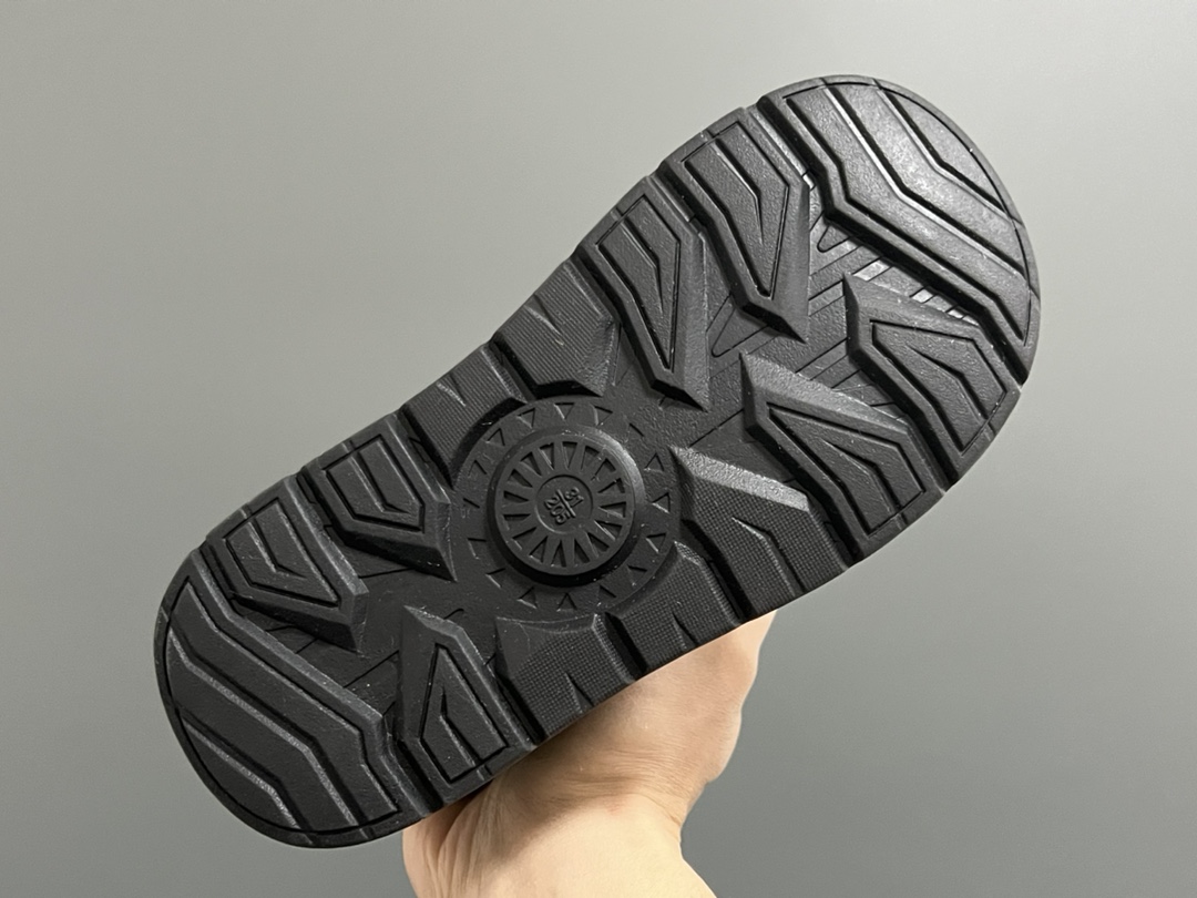 图片[5]-UGG新款卡扣皮毛一体儿童中帮雪地靴 尺码：26-37码 经典UGG系列❄️ 内里加绒加厚，暖暖过冬❄️ 精致卡扣，质感满满💯-选品中心