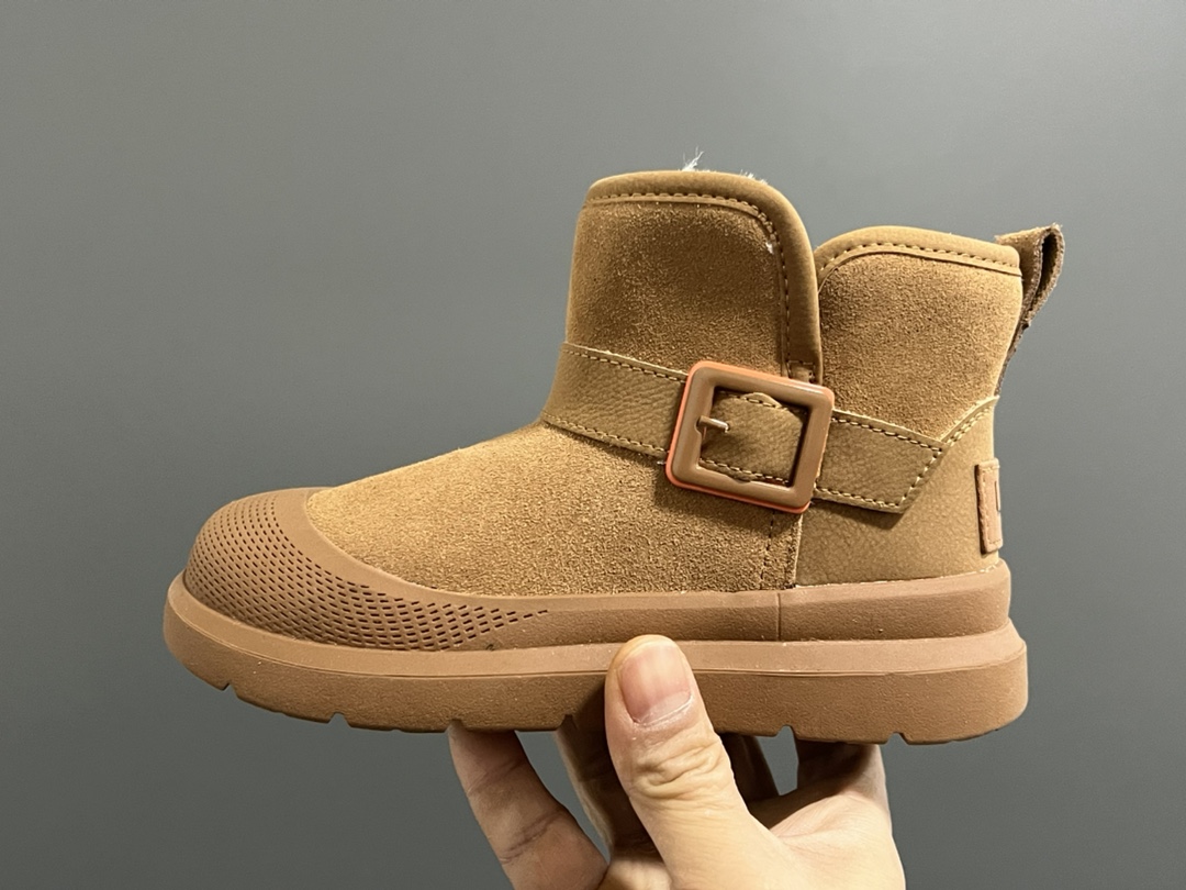 图片[4]-UGG新款卡扣皮毛一体儿童中帮雪地靴 尺码：26-37码 经典UGG系列❄️ 内里加绒加厚，暖暖过冬❄️ 精致卡扣，质感满满💯-选品中心