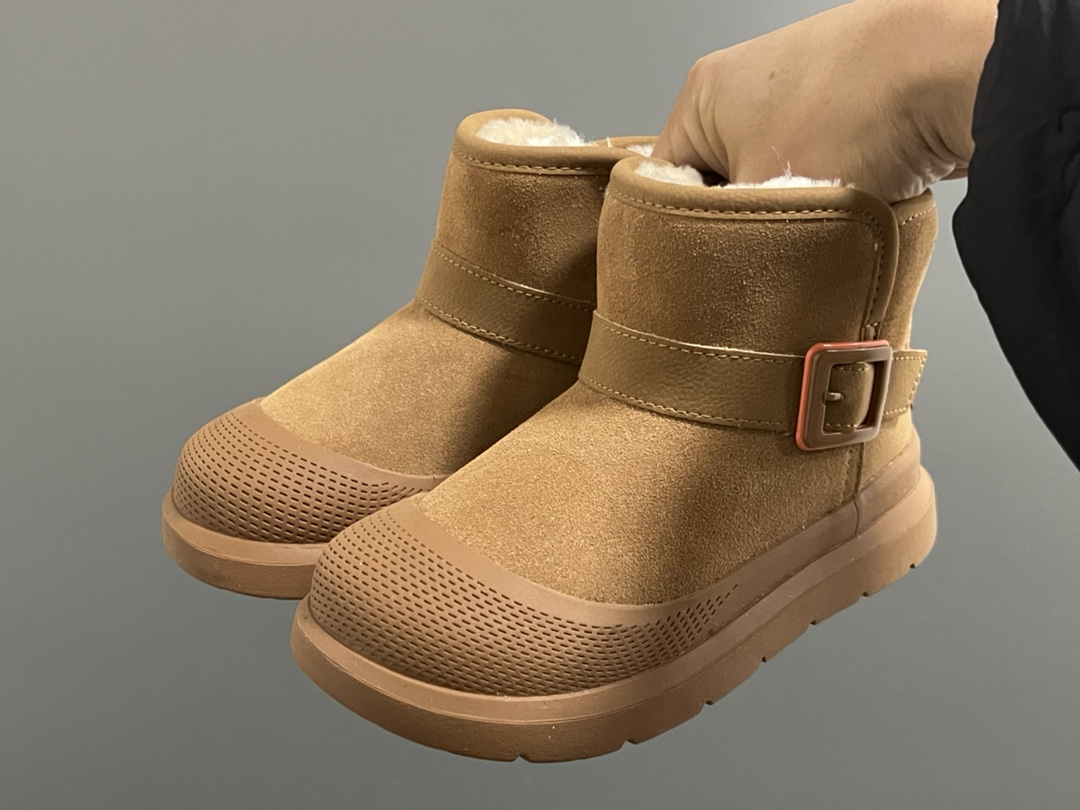 图片[2]-UGG新款卡扣皮毛一体儿童中帮雪地靴 尺码：26-37码 经典UGG系列❄️ 内里加绒加厚，暖暖过冬❄️ 精致卡扣，质感满满💯-选品中心
