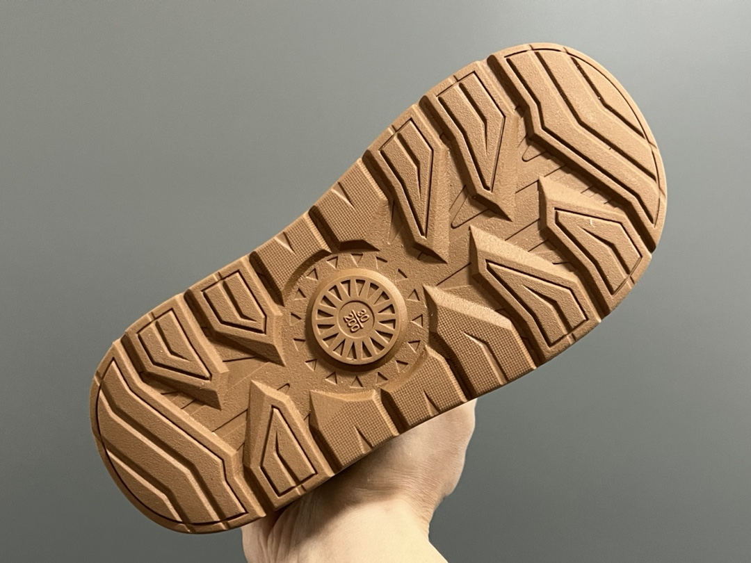 图片[5]-UGG新款卡扣皮毛一体儿童中帮雪地靴 尺码：26-37码 经典UGG系列❄️ 内里加绒加厚，暖暖过冬❄️ 精致卡扣，质感满满💯-选品中心