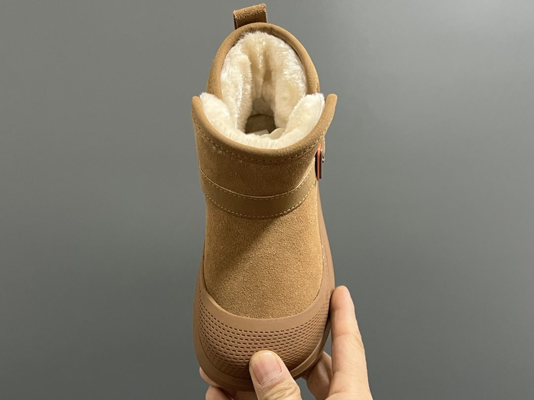 图片[8]-UGG新款卡扣皮毛一体儿童中帮雪地靴 尺码：26-37码 经典UGG系列❄️ 内里加绒加厚，暖暖过冬❄️ 精致卡扣，质感满满💯-选品中心