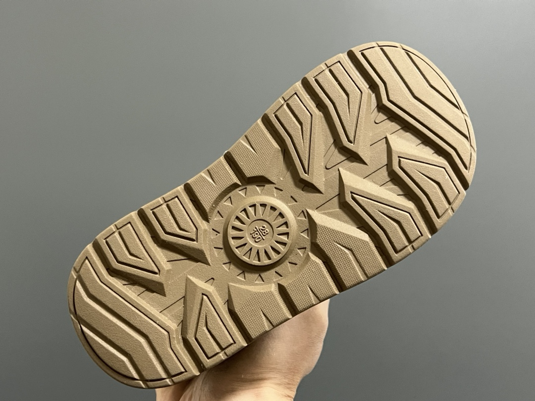 图片[5]-UGG新款卡扣皮毛一体儿童中帮雪地靴 尺码：26-37码 经典UGG系列❄️ 内里加绒加厚，暖暖过冬❄️ 精致卡扣，质感满满💯-选品中心