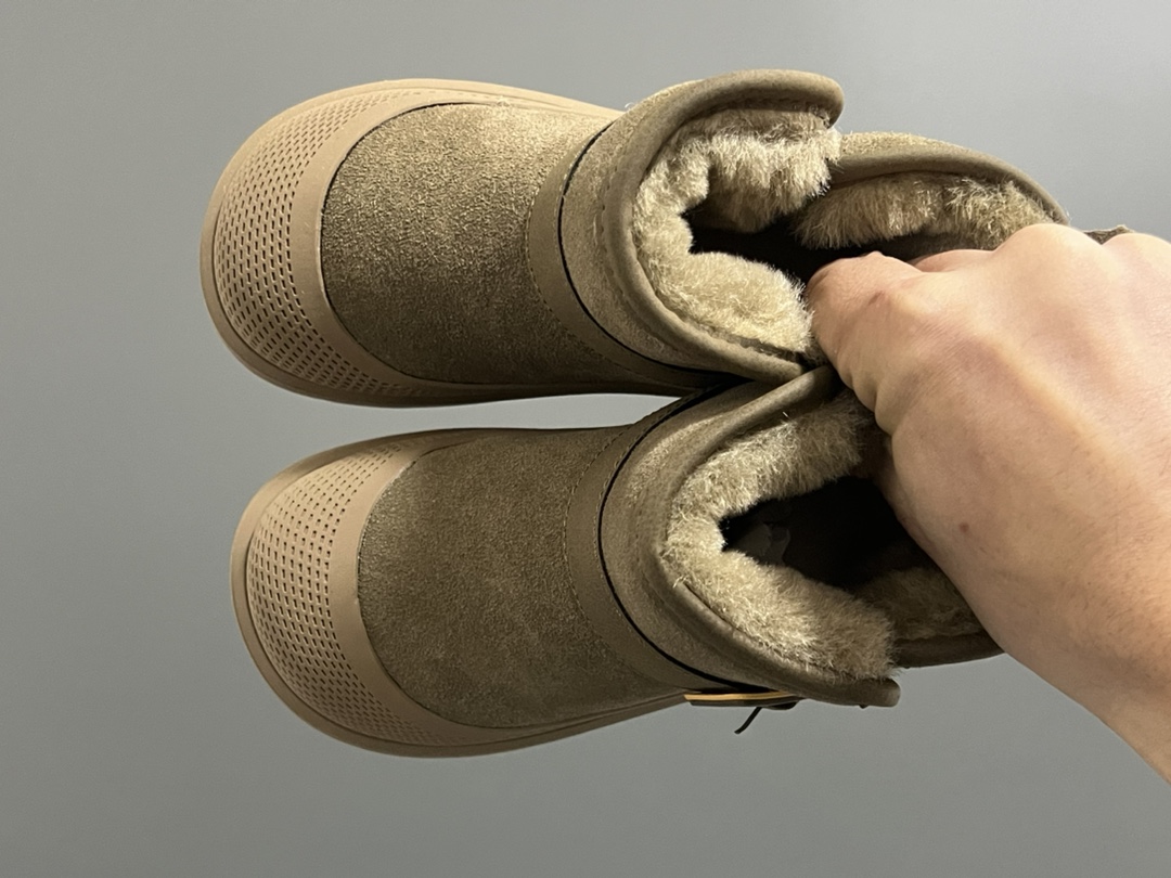 图片[2]-UGG新款卡扣皮毛一体儿童中帮雪地靴 尺码：26-37码 经典UGG系列❄️ 内里加绒加厚，暖暖过冬❄️ 精致卡扣，质感满满💯-选品中心