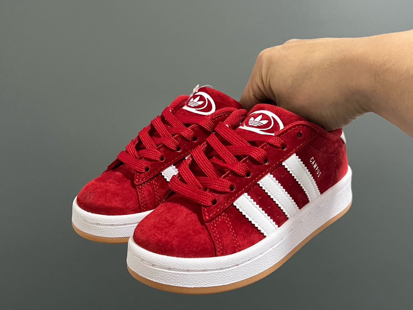 原单版 阿迪CAMPUS大小童儿童面包鞋 尺码:22-35码 经典CAMPUS面包鞋🆕 优质反毛皮,质感高级 大小童区分🆚,匠心打造❤️ 22-27码为魔术贴➕松紧带 28-35码为鞋带扣✔️ 橡胶耐磨防滑大底,脚感超赞👍🏻-选品中心