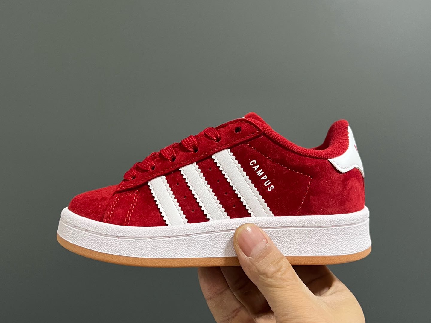 图片[4]-原单版 阿迪CAMPUS大小童儿童面包鞋 尺码：22-35码 经典CAMPUS面包鞋🆕 优质反毛皮，质感高级 大小童区分🆚，匠心打造❤️ 22-27码为魔术贴➕松紧带 28-35码为鞋带扣✔️ 橡胶耐磨防滑大底，脚感超赞👍🏻-选品中心