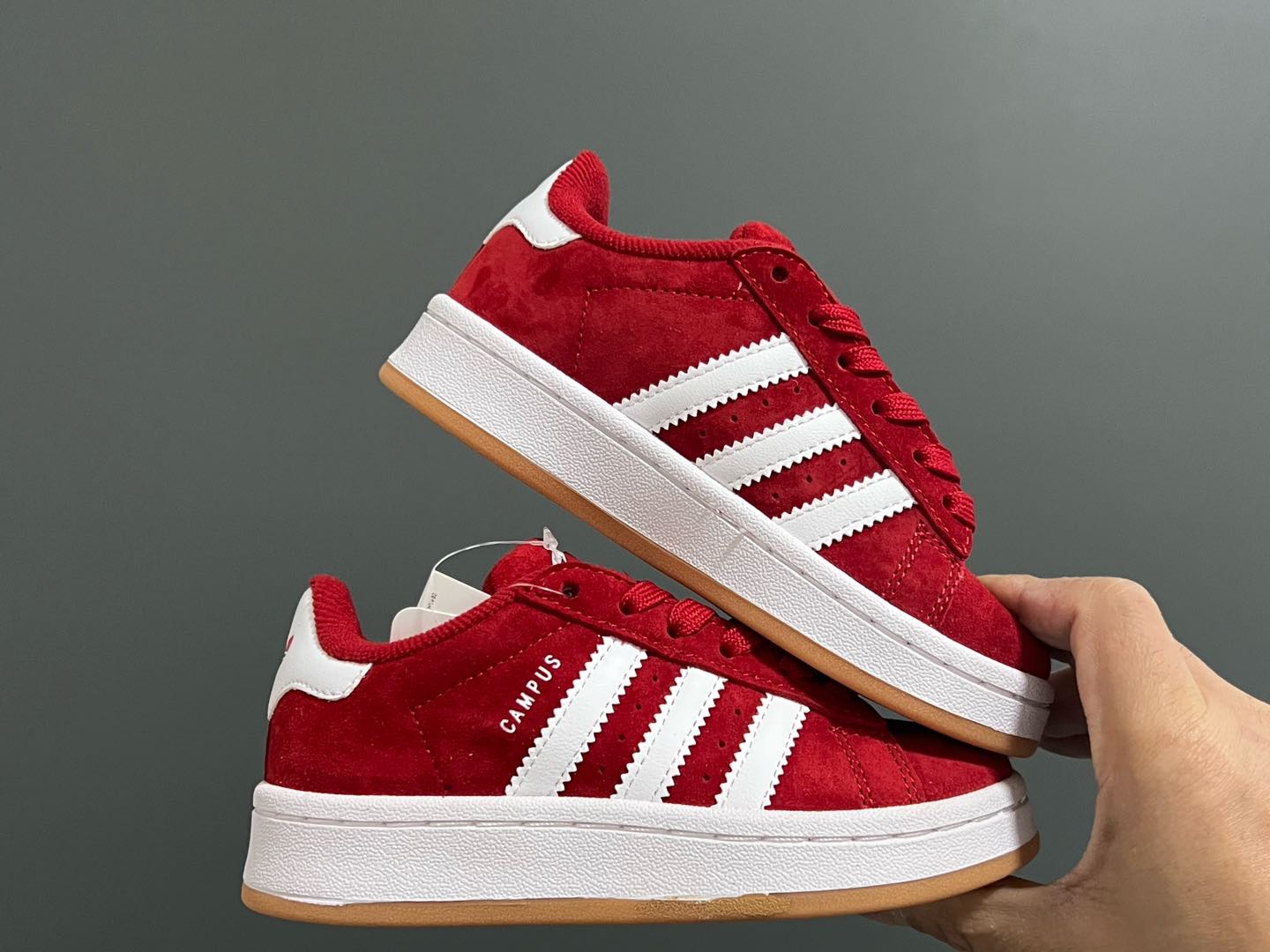 图片[9]-原单版 阿迪CAMPUS大小童儿童面包鞋 尺码：22-35码 经典CAMPUS面包鞋🆕 优质反毛皮，质感高级 大小童区分🆚，匠心打造❤️ 22-27码为魔术贴➕松紧带 28-35码为鞋带扣✔️ 橡胶耐磨防滑大底，脚感超赞👍🏻-选品中心