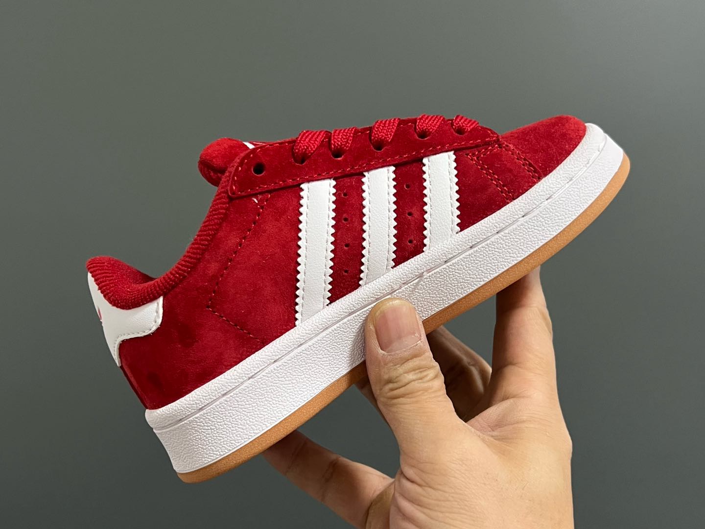 图片[8]-原单版 阿迪CAMPUS大小童儿童面包鞋 尺码：22-35码 经典CAMPUS面包鞋🆕 优质反毛皮，质感高级 大小童区分🆚，匠心打造❤️ 22-27码为魔术贴➕松紧带 28-35码为鞋带扣✔️ 橡胶耐磨防滑大底，脚感超赞👍🏻-选品中心