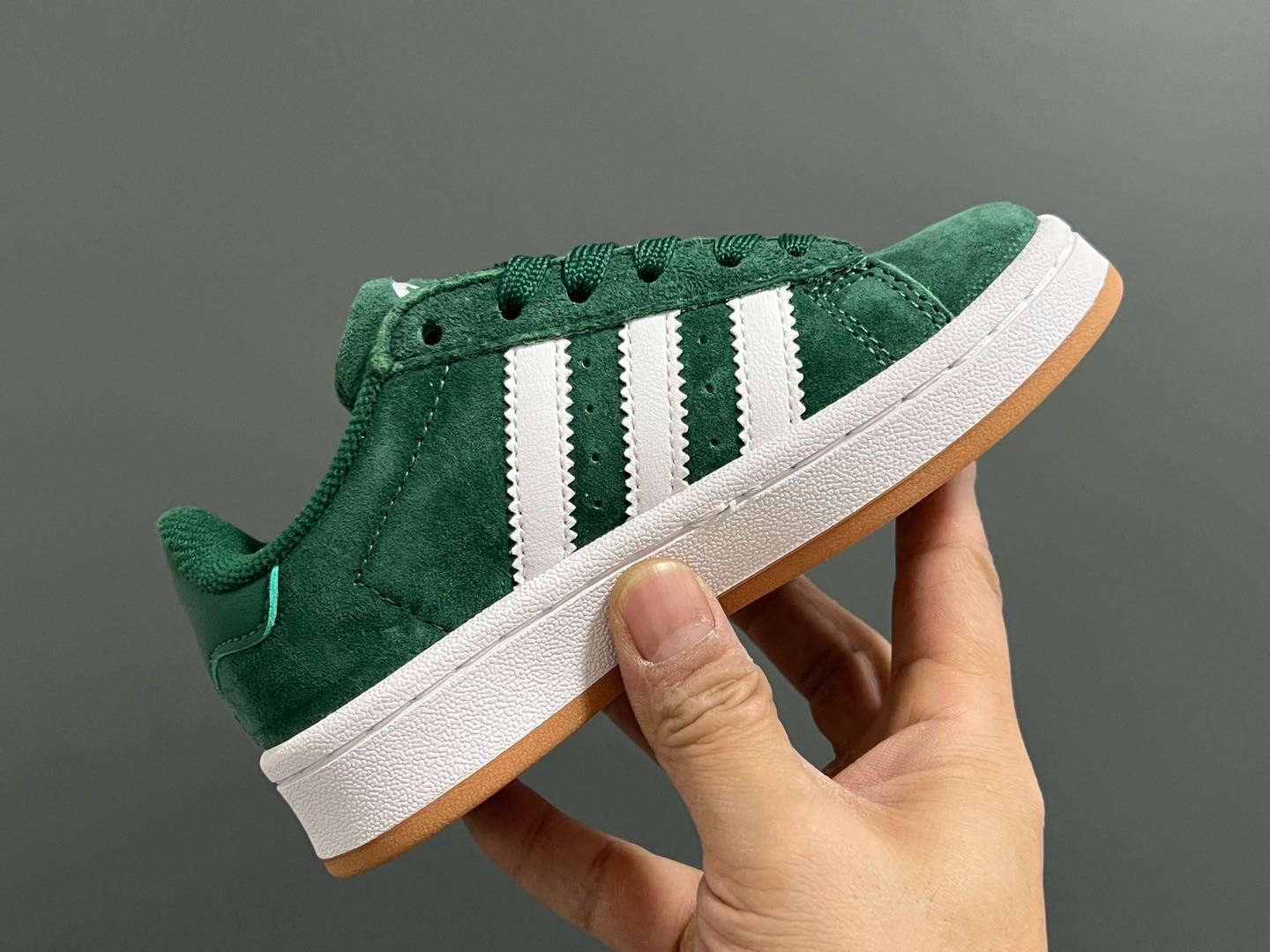 图片[7]-原单版 阿迪CAMPUS大小童儿童面包鞋 尺码：22-35码 经典CAMPUS面包鞋🆕 优质反毛皮，质感高级 大小童区分🆚，匠心打造❤️ 22-27码为魔术贴➕松紧带 28-35码为鞋带扣✔️ 橡胶耐磨防滑大底，脚感超赞👍🏻-选品中心