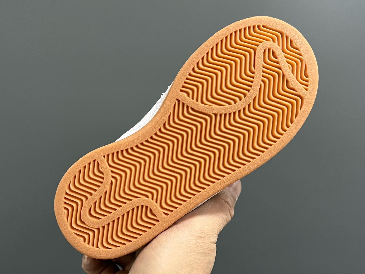 图片[6]-原单版 阿迪CAMPUS大小童儿童面包鞋 尺码：22-35码 经典CAMPUS面包鞋🆕 优质反毛皮，质感高级 大小童区分🆚，匠心打造❤️ 22-27码为魔术贴➕松紧带 28-35码为鞋带扣✔️ 橡胶耐磨防滑大底，脚感超赞👍🏻-选品中心