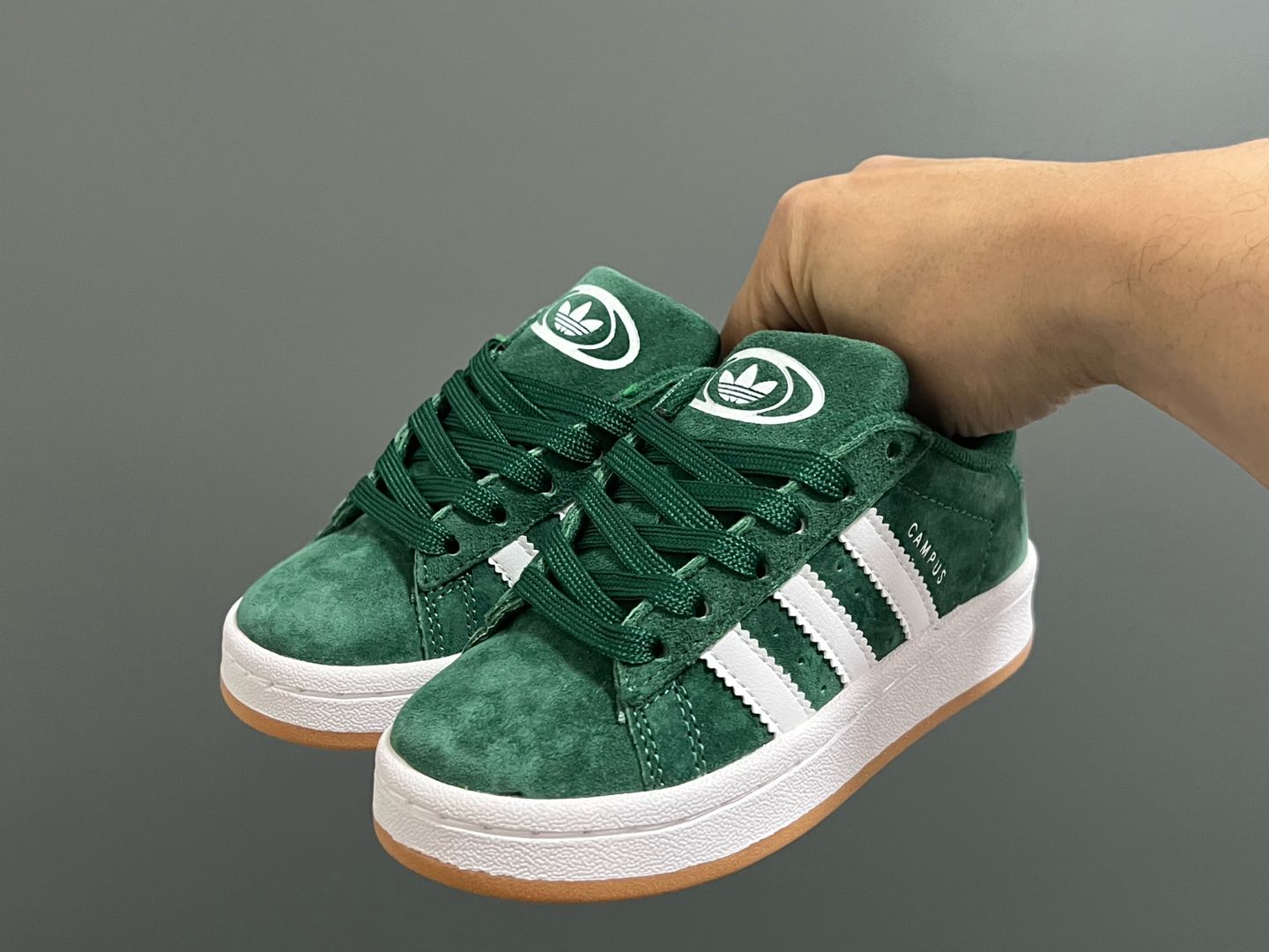 原单版 阿迪CAMPUS大小童儿童面包鞋 尺码：22-35码 经典CAMPUS面包鞋🆕 优质反毛皮，质感高级 大小童区分🆚，匠心打造❤️ 22-27码为魔术贴➕松紧带 28-35码为鞋带扣✔️ 橡胶耐磨防滑大底，脚感超赞👍🏻-选品中心