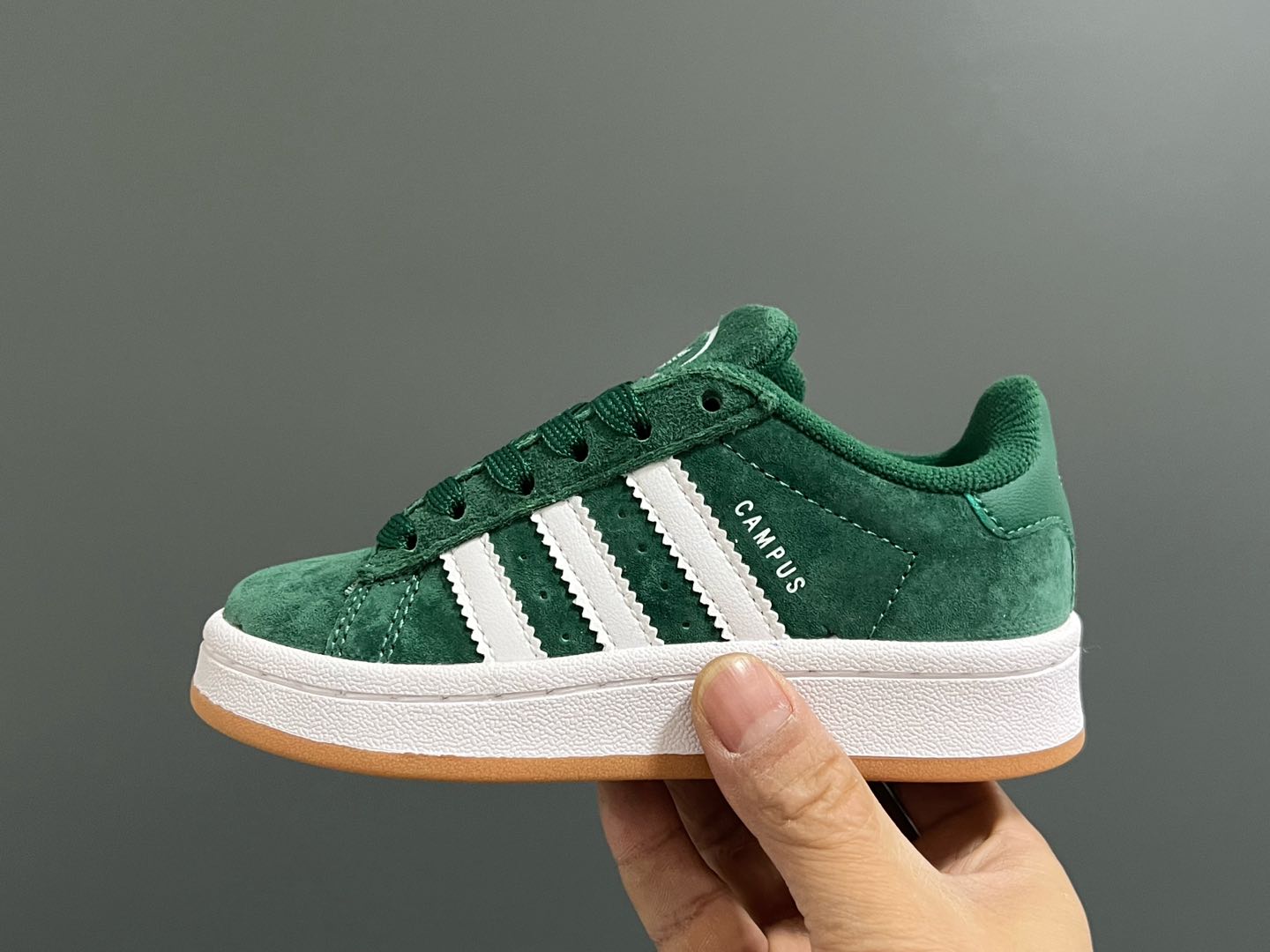 图片[4]-原单版 阿迪CAMPUS大小童儿童面包鞋 尺码：22-35码 经典CAMPUS面包鞋🆕 优质反毛皮，质感高级 大小童区分🆚，匠心打造❤️ 22-27码为魔术贴➕松紧带 28-35码为鞋带扣✔️ 橡胶耐磨防滑大底，脚感超赞👍🏻-选品中心