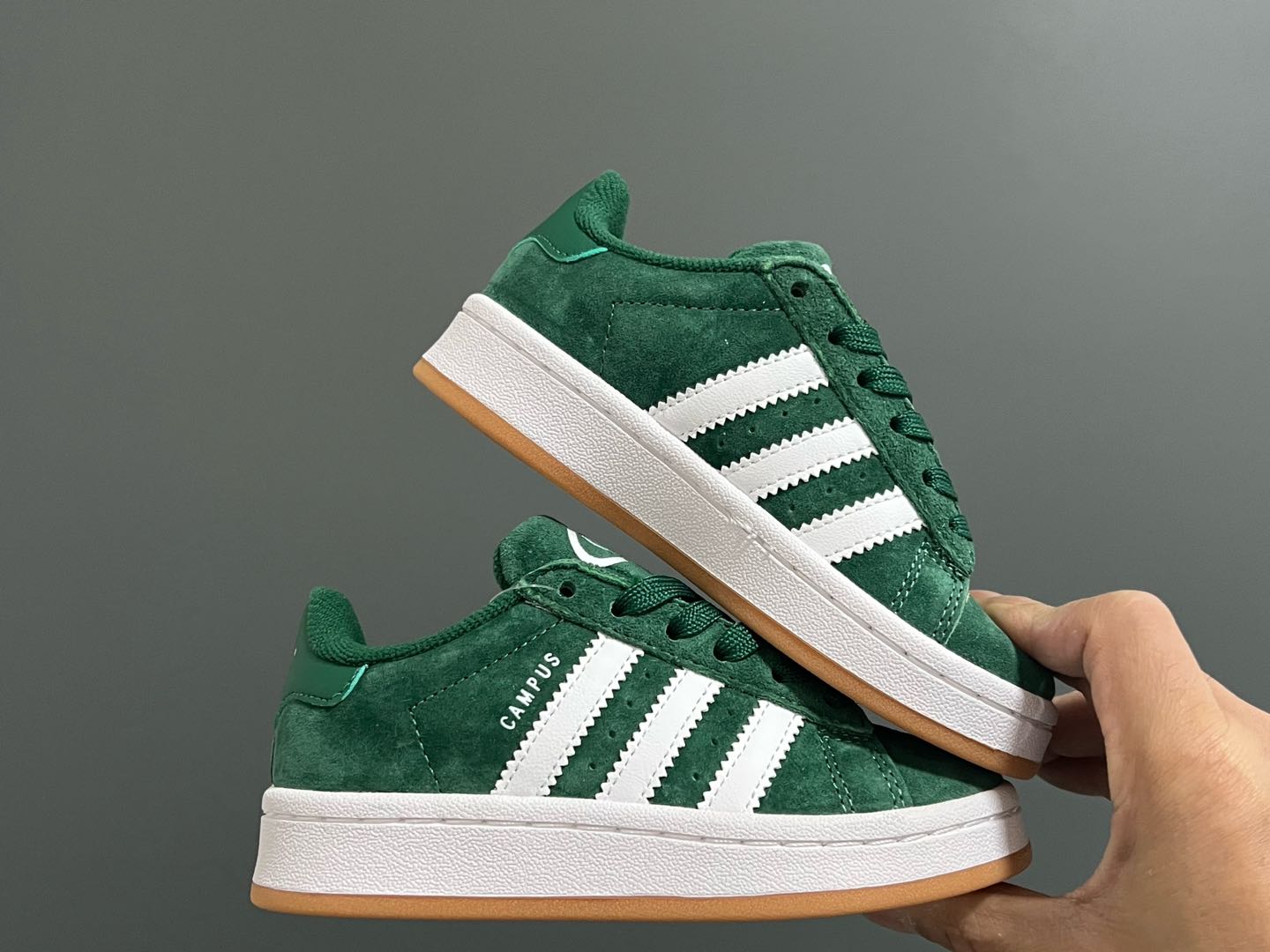 图片[9]-原单版 阿迪CAMPUS大小童儿童面包鞋 尺码：22-35码 经典CAMPUS面包鞋🆕 优质反毛皮，质感高级 大小童区分🆚，匠心打造❤️ 22-27码为魔术贴➕松紧带 28-35码为鞋带扣✔️ 橡胶耐磨防滑大底，脚感超赞👍🏻-选品中心