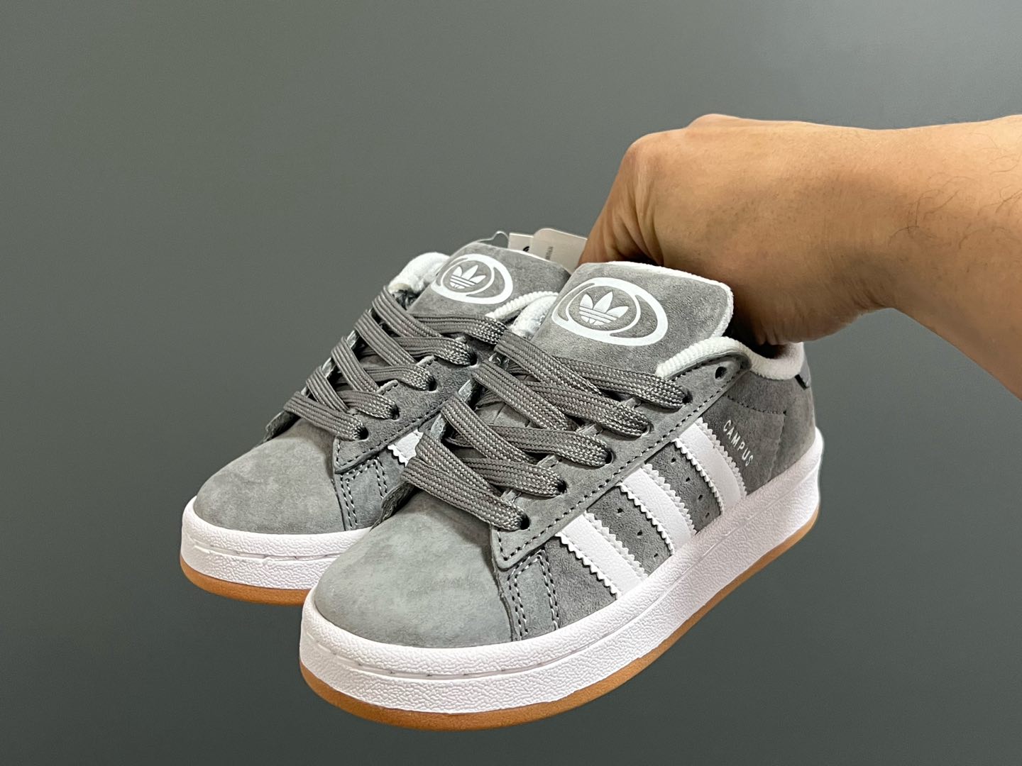 图片[2]-原单版 阿迪CAMPUS大小童儿童面包鞋 尺码：22-35码 经典CAMPUS面包鞋🆕 优质反毛皮，质感高级 大小童区分🆚，匠心打造❤️ 22-27码为魔术贴➕松紧带 28-35码为鞋带扣✔️ 橡胶耐磨防滑大底，脚感超赞👍🏻-选品中心