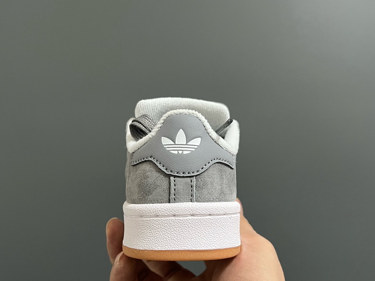 图片[6]-原单版 阿迪CAMPUS大小童儿童面包鞋 尺码：22-35码 经典CAMPUS面包鞋🆕 优质反毛皮，质感高级 大小童区分🆚，匠心打造❤️ 22-27码为魔术贴➕松紧带 28-35码为鞋带扣✔️ 橡胶耐磨防滑大底，脚感超赞👍🏻-选品中心