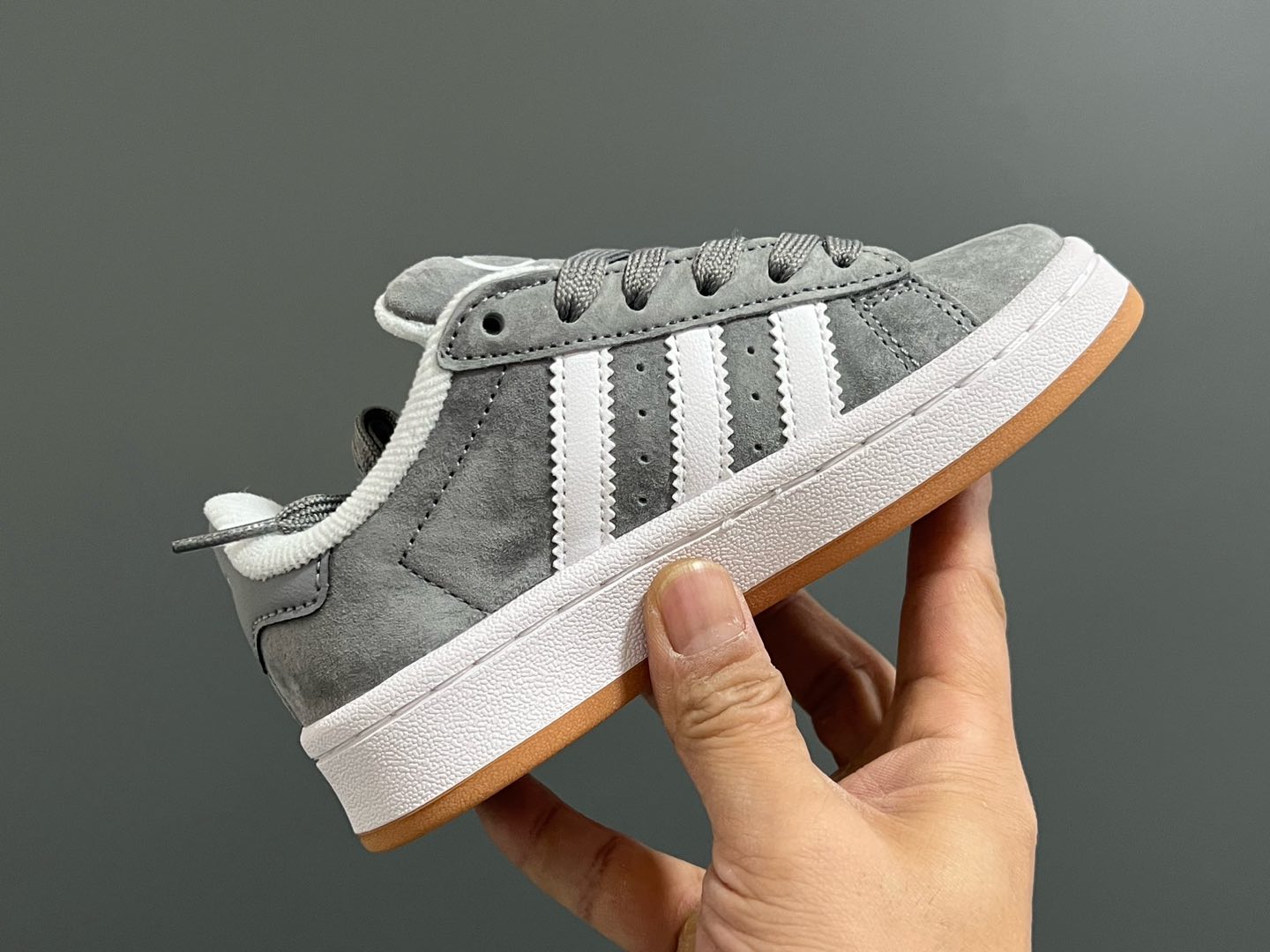 图片[5]-原单版 阿迪CAMPUS大小童儿童面包鞋 尺码：22-35码 经典CAMPUS面包鞋🆕 优质反毛皮，质感高级 大小童区分🆚，匠心打造❤️ 22-27码为魔术贴➕松紧带 28-35码为鞋带扣✔️ 橡胶耐磨防滑大底，脚感超赞👍🏻-选品中心