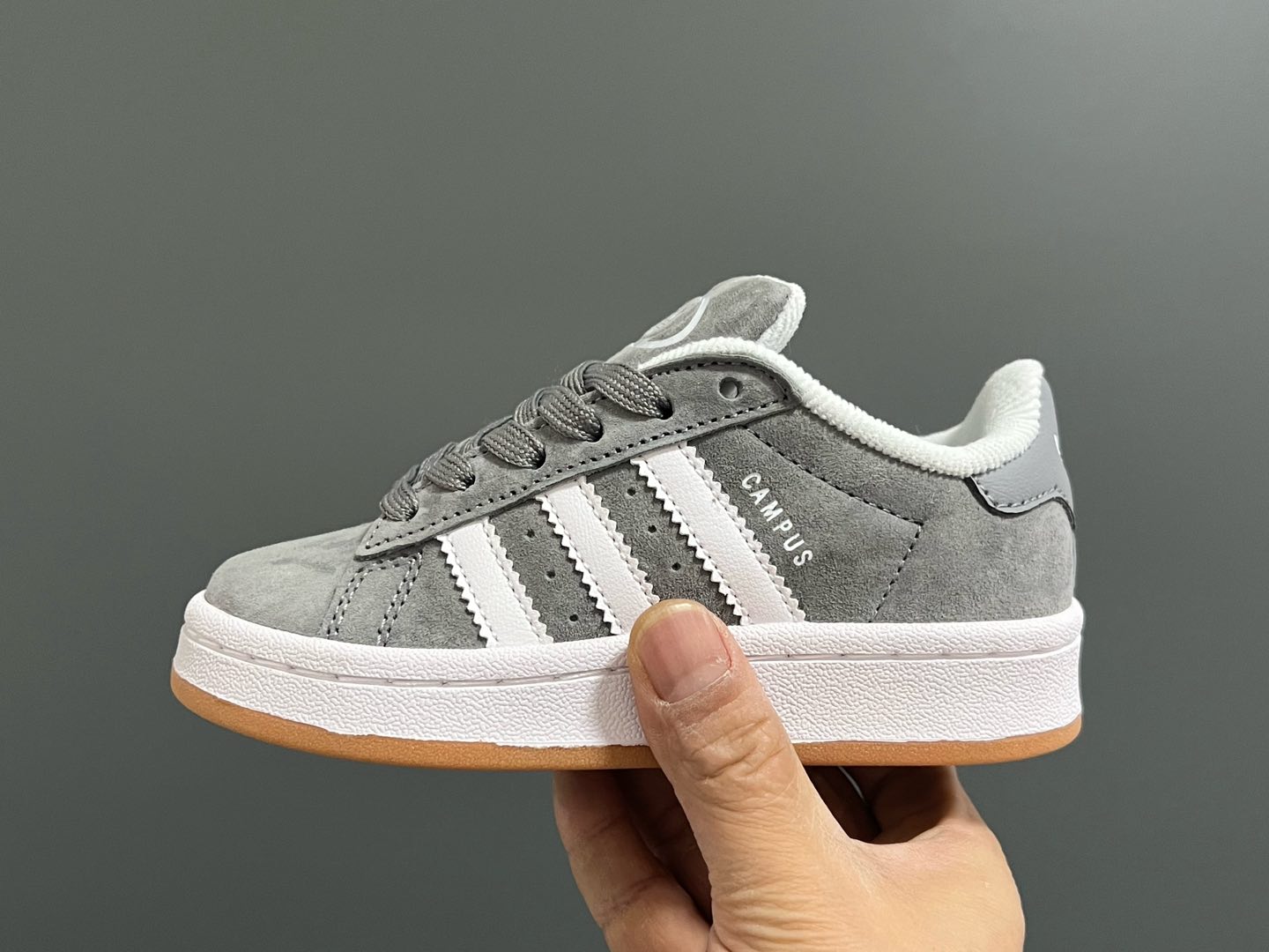 图片[4]-原单版 阿迪CAMPUS大小童儿童面包鞋 尺码：22-35码 经典CAMPUS面包鞋🆕 优质反毛皮，质感高级 大小童区分🆚，匠心打造❤️ 22-27码为魔术贴➕松紧带 28-35码为鞋带扣✔️ 橡胶耐磨防滑大底，脚感超赞👍🏻-选品中心