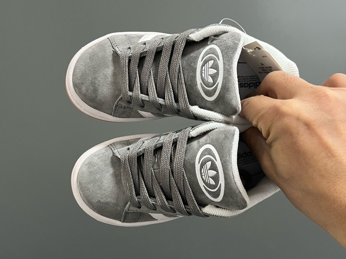 原单版 阿迪CAMPUS大小童儿童面包鞋 尺码:22-35码 经典CAMPUS面包鞋🆕 优质反毛皮,质感高级 大小童区分🆚,匠心打造❤️ 22-27码为魔术贴➕松紧带 28-35码为鞋带扣✔️ 橡胶耐磨防滑大底,脚感超赞👍🏻-选品中心