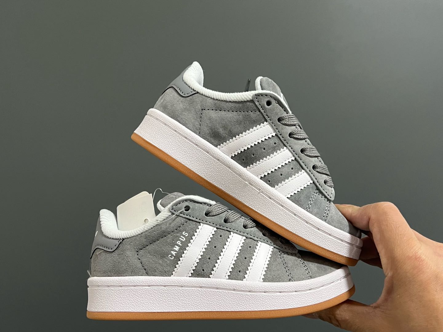 图片[9]-原单版 阿迪CAMPUS大小童儿童面包鞋 尺码：22-35码 经典CAMPUS面包鞋🆕 优质反毛皮，质感高级 大小童区分🆚，匠心打造❤️ 22-27码为魔术贴➕松紧带 28-35码为鞋带扣✔️ 橡胶耐磨防滑大底，脚感超赞👍🏻-选品中心