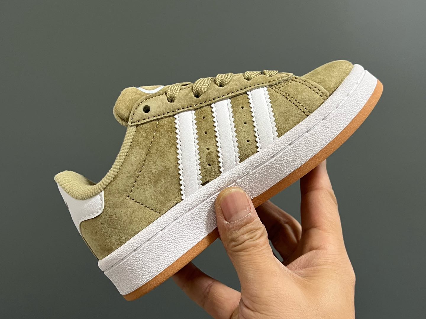 图片[6]-原单版 阿迪CAMPUS大小童儿童面包鞋 尺码：22-35码 经典CAMPUS面包鞋🆕 优质反毛皮，质感高级 大小童区分🆚，匠心打造❤️ 22-27码为魔术贴➕松紧带 28-35码为鞋带扣✔️ 橡胶耐磨防滑大底，脚感超赞👍🏻-选品中心