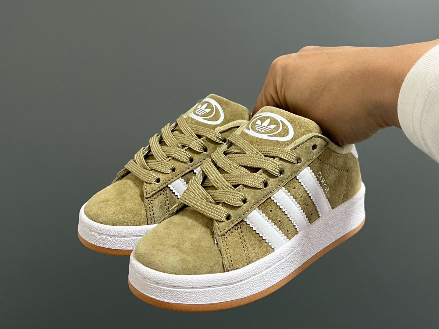 图片[2]-原单版 阿迪CAMPUS大小童儿童面包鞋 尺码：22-35码 经典CAMPUS面包鞋🆕 优质反毛皮，质感高级 大小童区分🆚，匠心打造❤️ 22-27码为魔术贴➕松紧带 28-35码为鞋带扣✔️ 橡胶耐磨防滑大底，脚感超赞👍🏻-选品中心