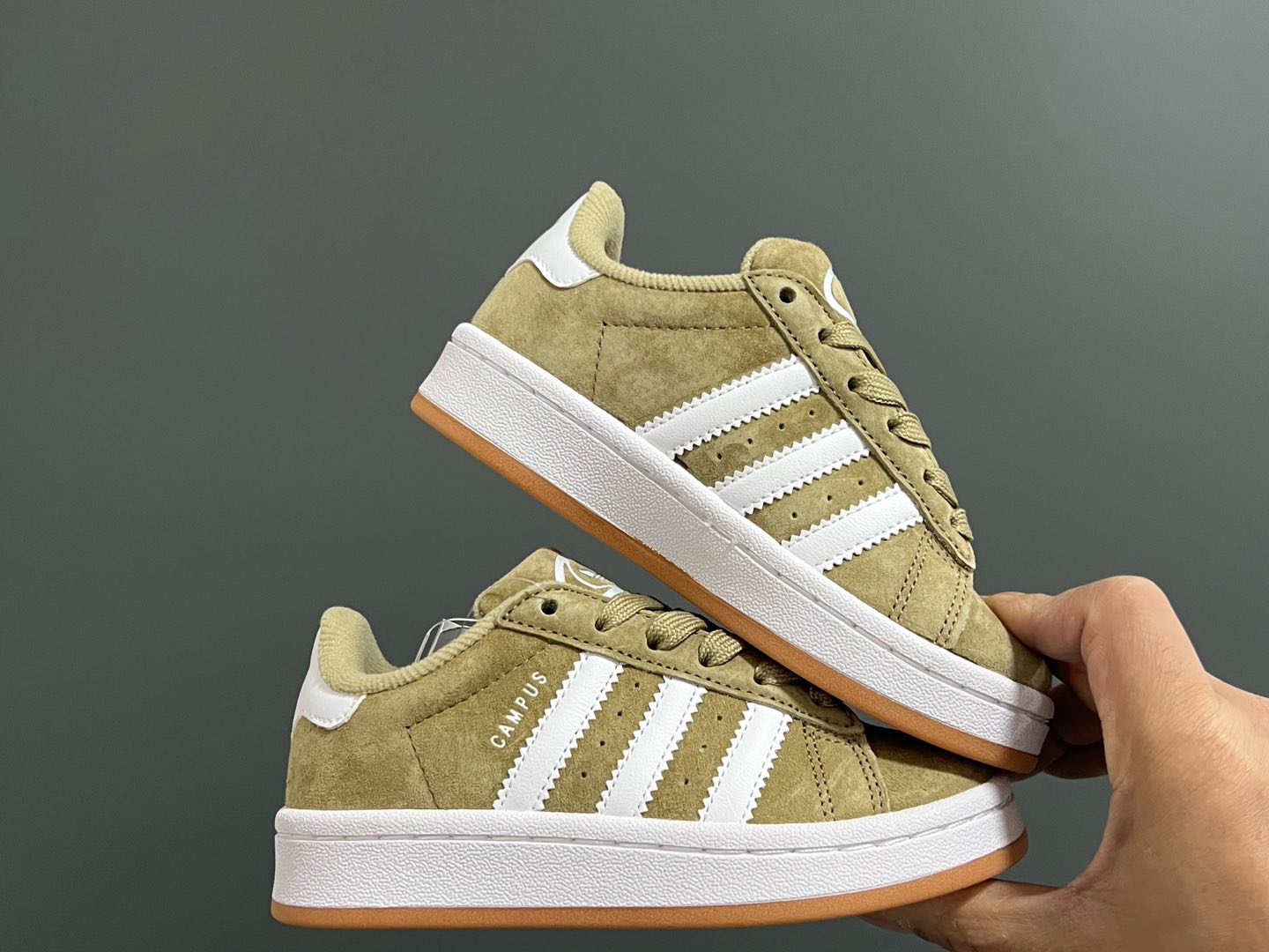 图片[9]-原单版 阿迪CAMPUS大小童儿童面包鞋 尺码：22-35码 经典CAMPUS面包鞋🆕 优质反毛皮，质感高级 大小童区分🆚，匠心打造❤️ 22-27码为魔术贴➕松紧带 28-35码为鞋带扣✔️ 橡胶耐磨防滑大底，脚感超赞👍🏻-选品中心