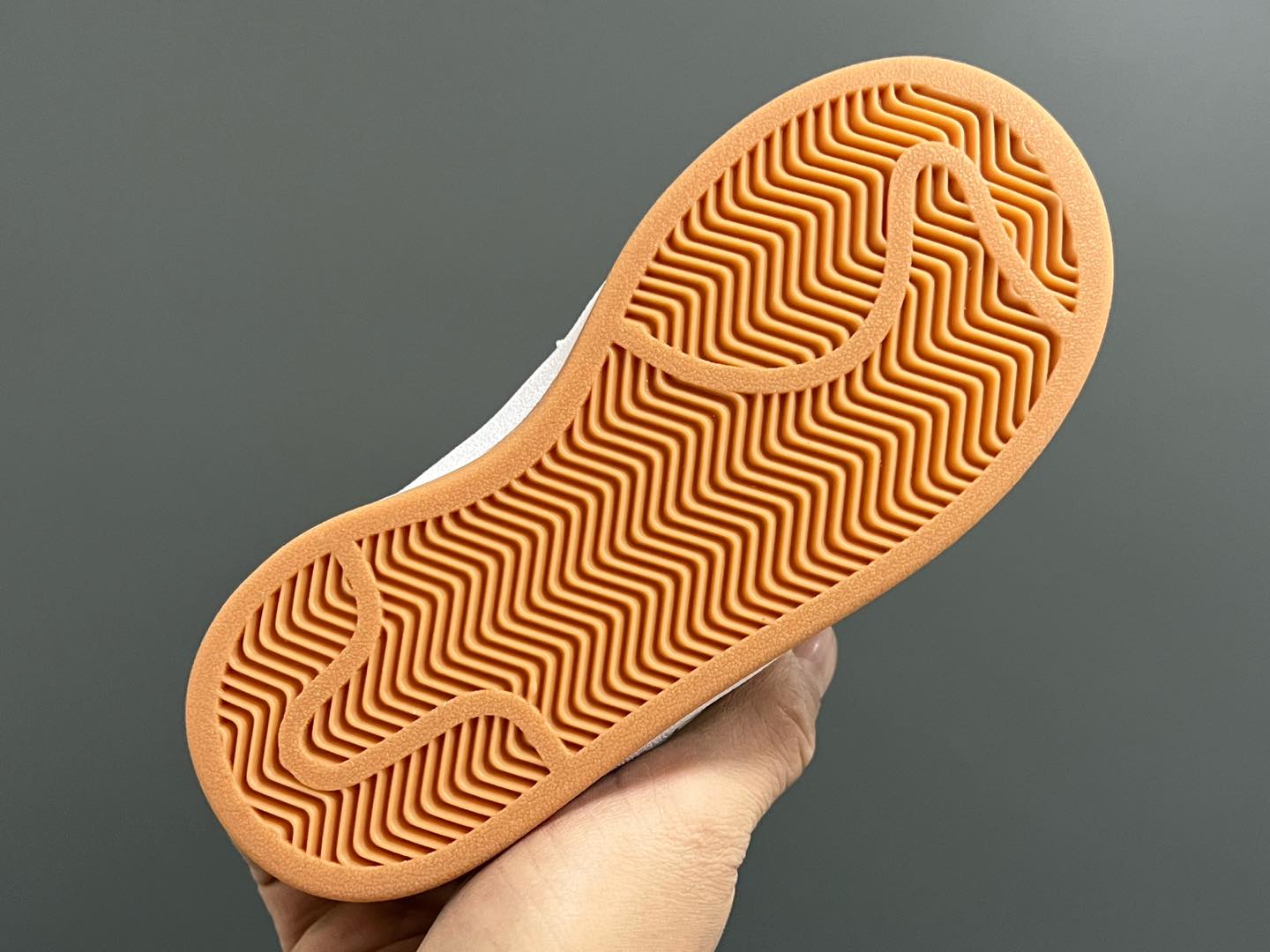 图片[5]-原单版 阿迪CAMPUS大小童儿童面包鞋 尺码：22-35码 经典CAMPUS面包鞋🆕 优质反毛皮，质感高级 大小童区分🆚，匠心打造❤️ 22-27码为魔术贴➕松紧带 28-35码为鞋带扣✔️ 橡胶耐磨防滑大底，脚感超赞👍🏻-选品中心