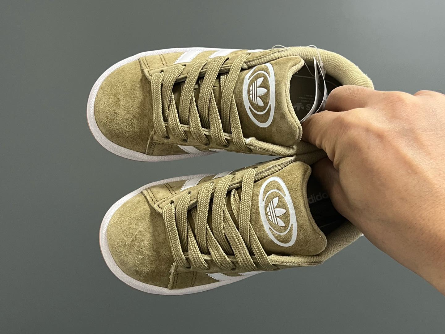 原单版 阿迪CAMPUS大小童儿童面包鞋 尺码：22-35码 经典CAMPUS面包鞋🆕 优质反毛皮，质感高级 大小童区分🆚，匠心打造❤️ 22-27码为魔术贴➕松紧带 28-35码为鞋带扣✔️ 橡胶耐磨防滑大底，脚感超赞👍🏻-选品中心