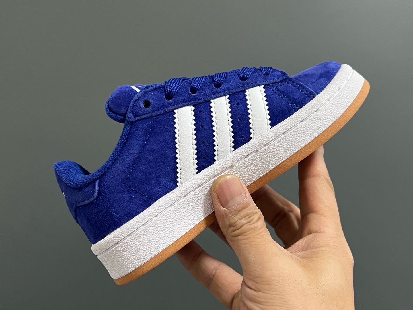 图片[5]-原单版 阿迪CAMPUS大小童儿童面包鞋 尺码：22-35码 经典CAMPUS面包鞋🆕 优质反毛皮，质感高级 大小童区分🆚，匠心打造❤️ 22-27码为魔术贴➕松紧带 28-35码为鞋带扣✔️ 橡胶耐磨防滑大底，脚感超赞👍🏻-选品中心