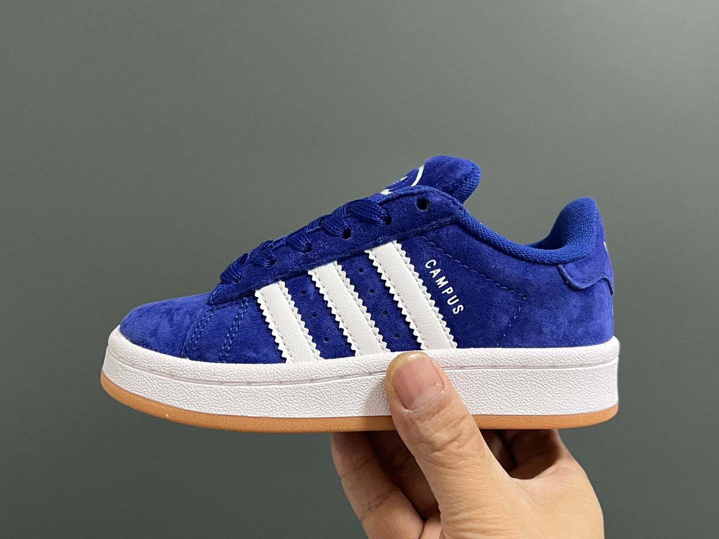 图片[4]-原单版 阿迪CAMPUS大小童儿童面包鞋 尺码：22-35码 经典CAMPUS面包鞋🆕 优质反毛皮，质感高级 大小童区分🆚，匠心打造❤️ 22-27码为魔术贴➕松紧带 28-35码为鞋带扣✔️ 橡胶耐磨防滑大底，脚感超赞👍🏻-选品中心