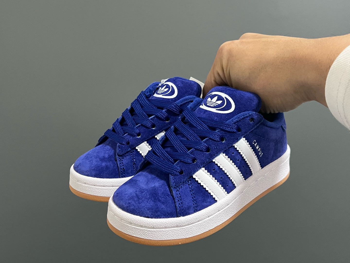 图片[2]-原单版 阿迪CAMPUS大小童儿童面包鞋 尺码：22-35码 经典CAMPUS面包鞋🆕 优质反毛皮，质感高级 大小童区分🆚，匠心打造❤️ 22-27码为魔术贴➕松紧带 28-35码为鞋带扣✔️ 橡胶耐磨防滑大底，脚感超赞👍🏻-选品中心