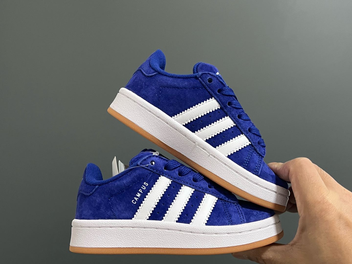 图片[9]-原单版 阿迪CAMPUS大小童儿童面包鞋 尺码：22-35码 经典CAMPUS面包鞋🆕 优质反毛皮，质感高级 大小童区分🆚，匠心打造❤️ 22-27码为魔术贴➕松紧带 28-35码为鞋带扣✔️ 橡胶耐磨防滑大底，脚感超赞👍🏻-选品中心