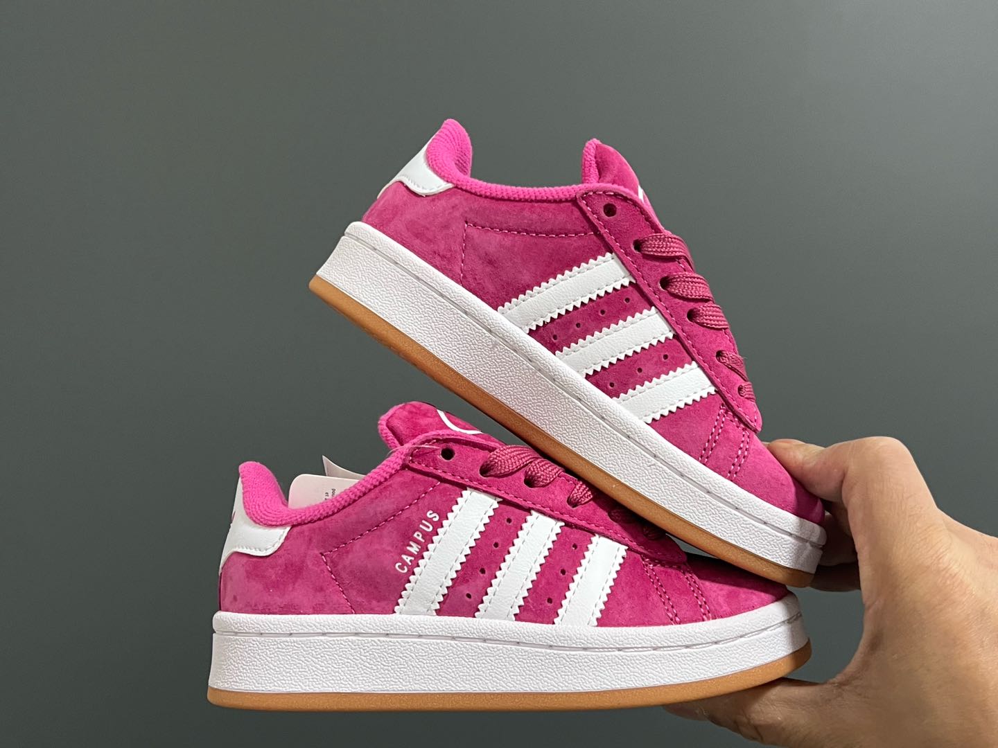 图片[9]-原单版 阿迪CAMPUS大小童儿童面包鞋 尺码：22-35码 经典CAMPUS面包鞋🆕 优质反毛皮，质感高级 大小童区分🆚，匠心打造❤️ 22-27码为魔术贴➕松紧带 28-35码为鞋带扣✔️ 橡胶耐磨防滑大底，脚感超赞👍🏻-选品中心