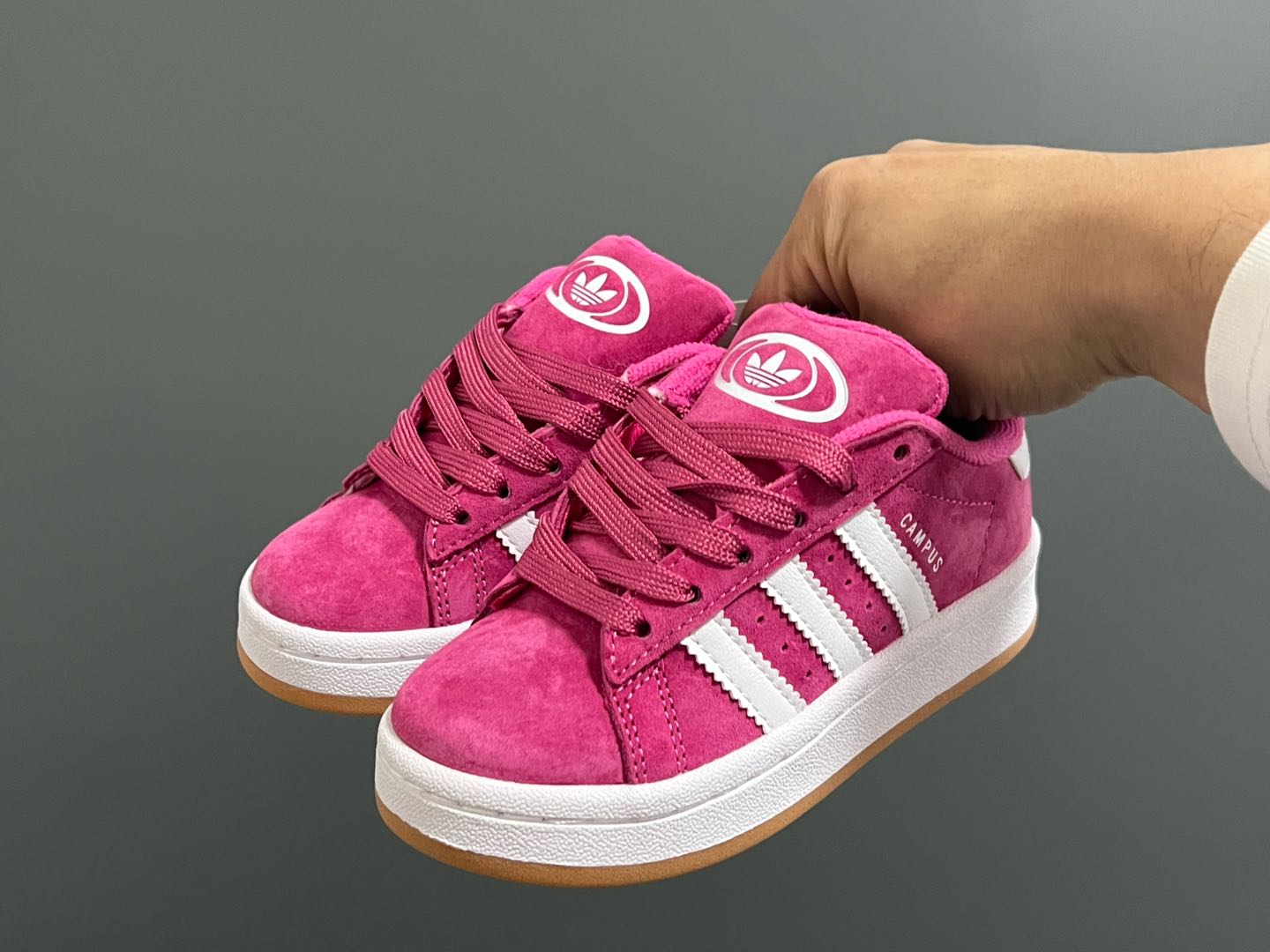 图片[2]-原单版 阿迪CAMPUS大小童儿童面包鞋 尺码：22-35码 经典CAMPUS面包鞋🆕 优质反毛皮，质感高级 大小童区分🆚，匠心打造❤️ 22-27码为魔术贴➕松紧带 28-35码为鞋带扣✔️ 橡胶耐磨防滑大底，脚感超赞👍🏻-选品中心