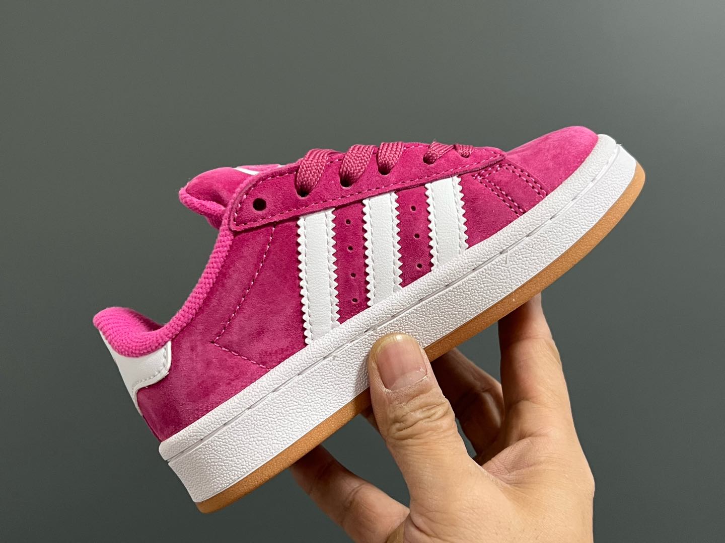 图片[6]-原单版 阿迪CAMPUS大小童儿童面包鞋 尺码：22-35码 经典CAMPUS面包鞋🆕 优质反毛皮，质感高级 大小童区分🆚，匠心打造❤️ 22-27码为魔术贴➕松紧带 28-35码为鞋带扣✔️ 橡胶耐磨防滑大底，脚感超赞👍🏻-选品中心