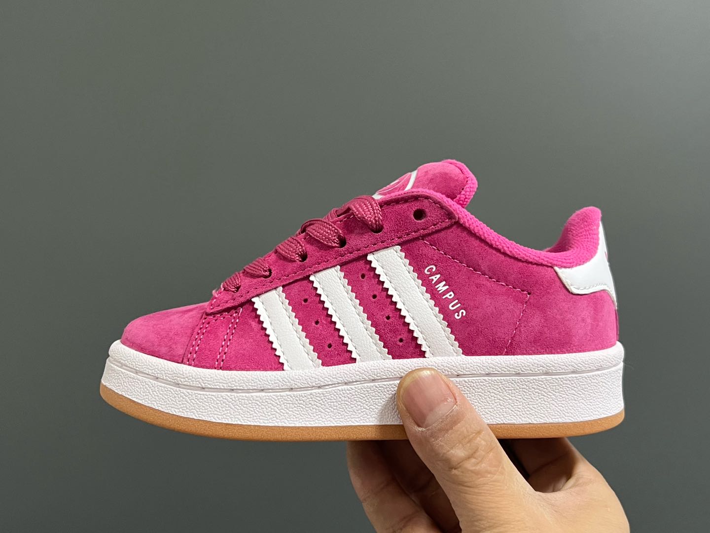 图片[4]-原单版 阿迪CAMPUS大小童儿童面包鞋 尺码：22-35码 经典CAMPUS面包鞋🆕 优质反毛皮，质感高级 大小童区分🆚，匠心打造❤️ 22-27码为魔术贴➕松紧带 28-35码为鞋带扣✔️ 橡胶耐磨防滑大底，脚感超赞👍🏻-选品中心