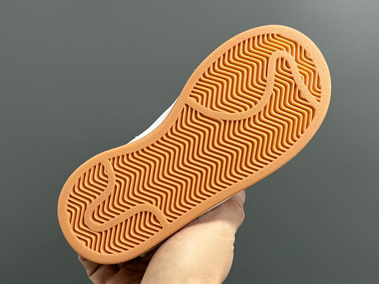 图片[5]-原单版 阿迪CAMPUS大小童儿童面包鞋 尺码：22-35码 经典CAMPUS面包鞋🆕 优质反毛皮，质感高级 大小童区分🆚，匠心打造❤️ 22-27码为魔术贴➕松紧带 28-35码为鞋带扣✔️ 橡胶耐磨防滑大底，脚感超赞👍🏻-选品中心