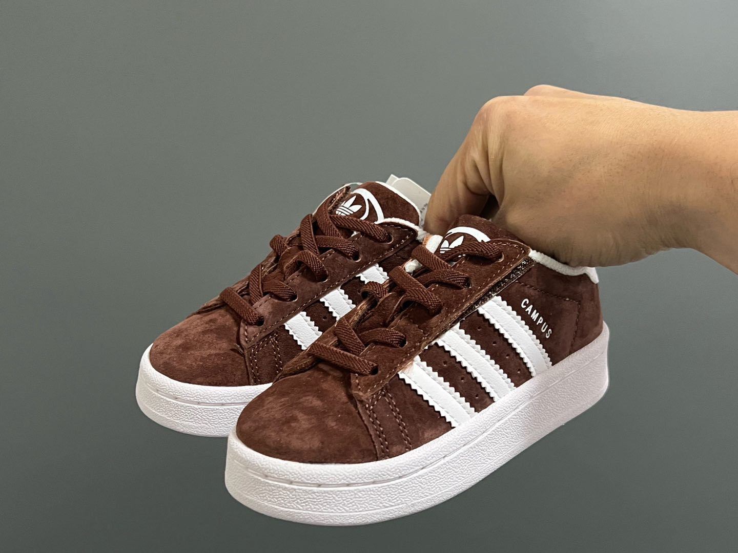 图片[2]-原单版 阿迪CAMPUS大小童儿童面包鞋 尺码：22-35码 经典CAMPUS面包鞋🆕 优质反毛皮，质感高级 大小童区分🆚，匠心打造❤️ 22-27码为魔术贴➕松紧带 28-35码为鞋带扣✔️ 橡胶耐磨防滑大底，脚感超赞👍🏻-选品中心